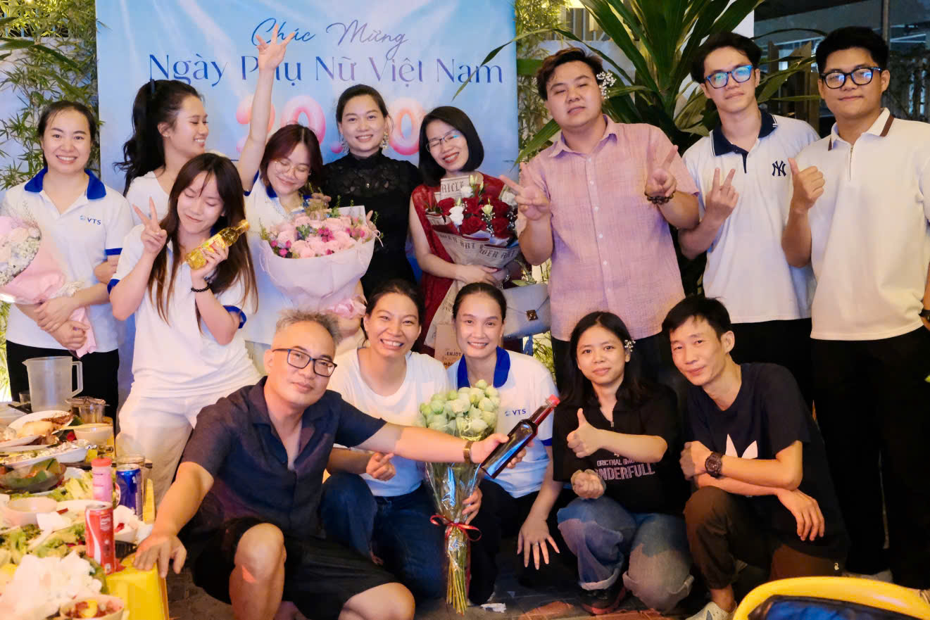 Đại diện Ban lãnh đạo và tập thể nhân viên cùng chụp ảnh lưu niệm