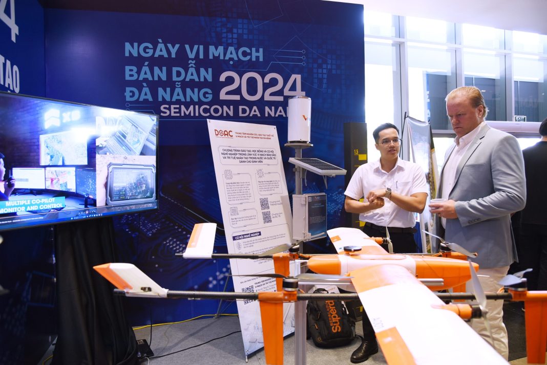 “Ngày vi mạch bán dẫn Đà Nẵng năm 2024” thu hút đại biểu đến từ các bộ, ngành Trung ương; các cơ quan đại diện ngoại giao; các tổ chức, hiệp hội doanh nghiệp; các doanh nghiệp, nhà đầu tư, các cơ sở giáo dục, đào tạo trong và ngoài nước; các chuyên gia, nhà khoa học; các cơ quan thông tấn, báo chí. Ảnh: T.Ngọc
