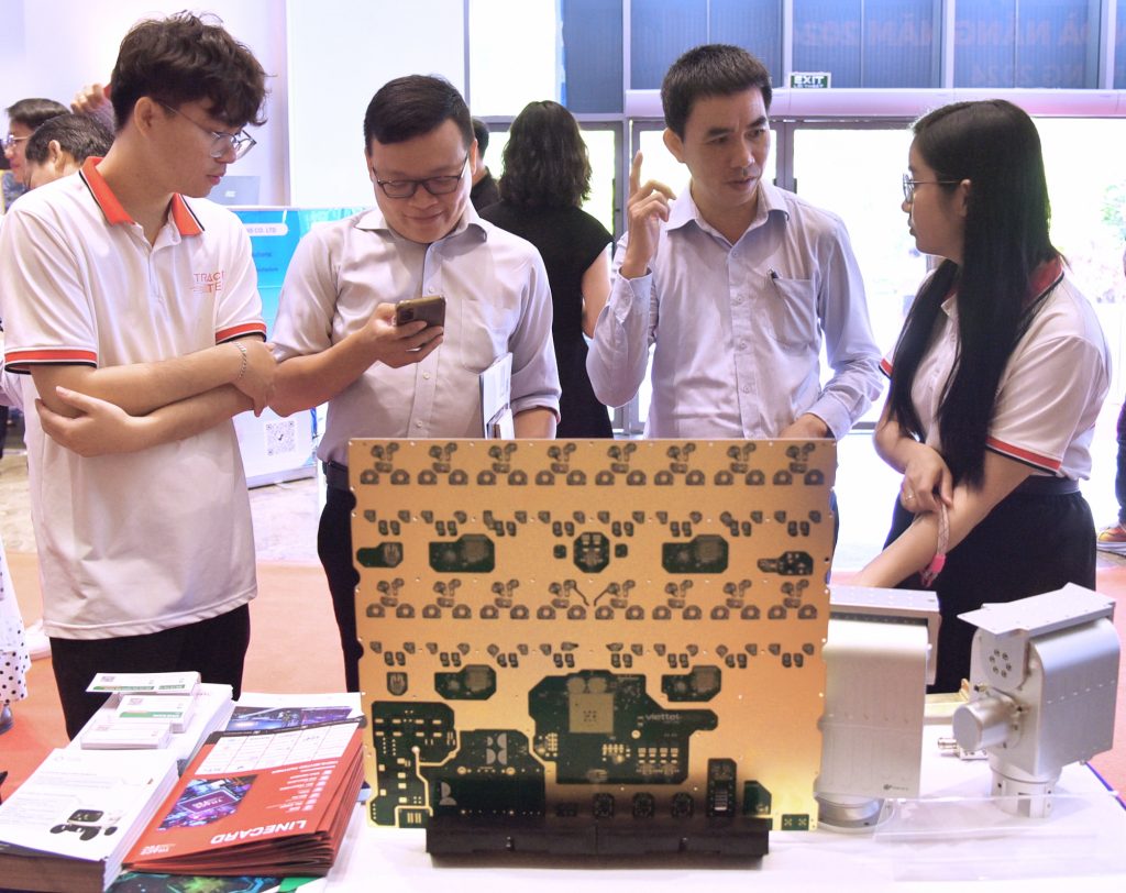 Không gian triển lãm, giới thiệu sản phẩm của doanh nghiệp vi mạch, điện tử tại Ngày Vi mạch bán dẫn Đà Nẵng 30/8/2024. Ảnh: T.Ngọc.