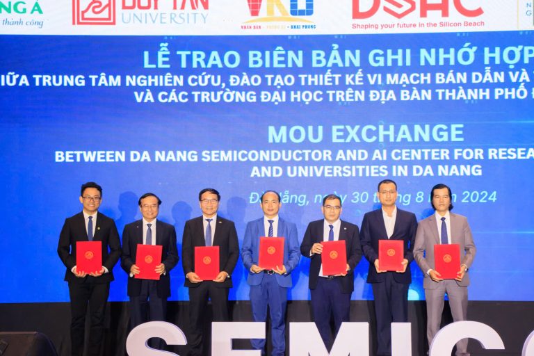 Trao biên bản ghi nhớ hợp tác trong đào tạo. Ảnh: Lê Tín.