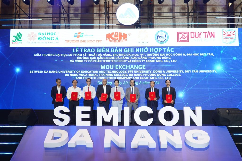 Trao biên bản ghi nhớ hợp tác trong đào tạo. Ảnh: Lê Tín.