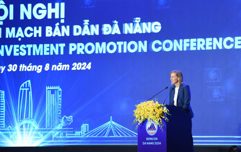Song song với tổ chức tuyển sinh mới đào tạo bậc đại học, thạc sỹ, tiến sỹ các ngành công nghiệp bán dẫn; đưa STEM vào chương trình giảng dạy bậc phổ thông thì trong ngắn hạn, Đà Nẵng chú trọng đào tạo lại, đào tạo chuyển tiếp đối với lực lượng kỹ sư đã tốt nghiệp, các giảng viên chuyên ngành gần sang vi mạch bán dẫn. Bên cạnh đó, ưu tiên thu hút chuyên gia, giảng viên nước ngoài chuyên ngành vi mạch bán dẫn và các ngành gần trên cơ sở triển khai các thỏa thuận hợp tác đã ký kết làm nền tảng phát triển nguồn nhân lực bán dẫn trong dài hạn. Đồng thời, đẩy mạnh quan hệ hợp tác, kết nối giữa các trường đại học trên địa bàn thành phố với các trường đại học ở các nước có thế mạnh đào tạo nhân lực trong ngành công nghiệp bán dẫn, các doanh nghiệp bán dẫn nước ngoài có uy tín để nâng cao chất lượng đào tạo, bồi dưỡng nguồn nhân lực đạt chuẩn quốc tế. Thúc đẩy hình thành, phát triển mô hình liên minh đào tạo hợp tác 3 Nhà: Nhà nước – Nhà trường – Nhà Doanh nghiệp trong đó Chính quyền thành phố là cơ quan điều phối, thiết lập cơ chế hợp tác; định hướng về chiến lược, mục tiêu, lộ trình thực hiện; ban hành các chính sách và hỗ trợ ngân sách cho công tác đào tạo, bồi dưỡng, thu hút nguồn nhân lực; đầu tư hạ tầng chia sẻ dùng chung; thiết lập hệ thống kết nối cung cầu nhân lực vi mạch bán dẫn giữa các doanh nghiệp và cơ sở đào tạo.