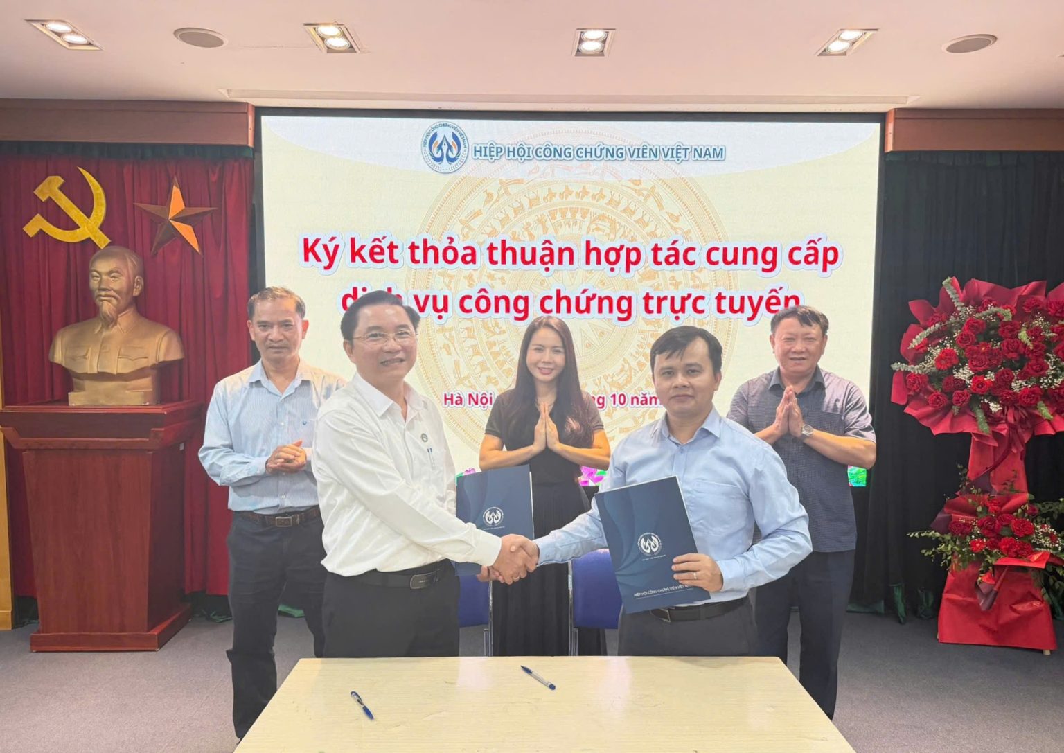 Ông Nguyễn Văn Hải (trái) – Trưởng Văn phòng công chứng Hội An (thành phố Đà Nẵng) và ông Đào Duy An (phải) – đại diện Văn phòng công chứng Đào Duy An (Hà Nội) cùng ký kết thỏa thuận.